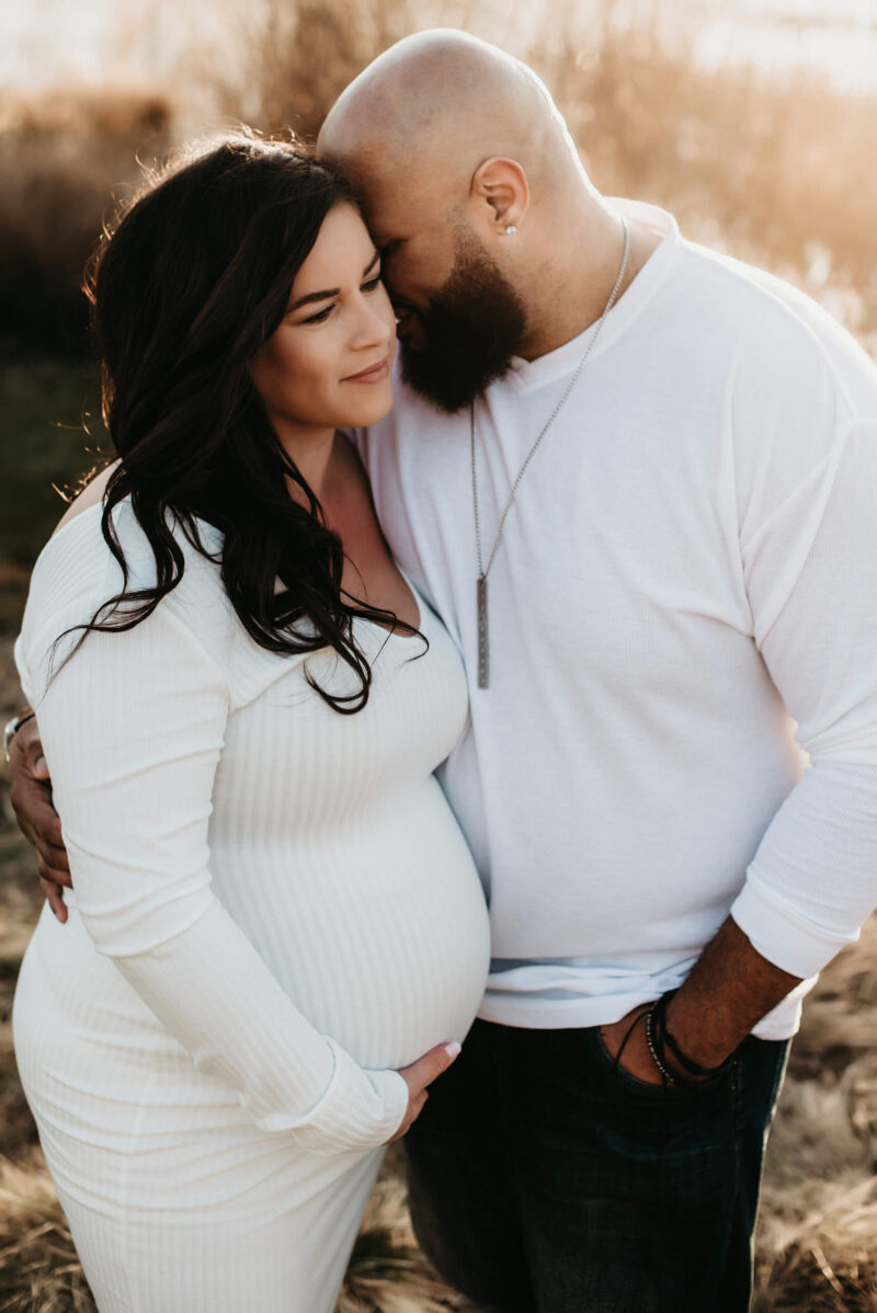 35 Creative and Heartwarming Couple Maternity Photoshoot Ideas