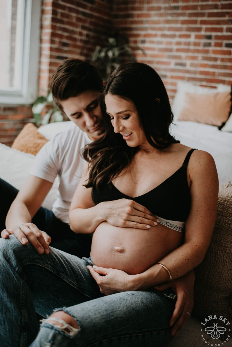 Maternity Couple Indoor Lifestyle | Indoor maternity photos, Pregnant couple,  Maternity photography family