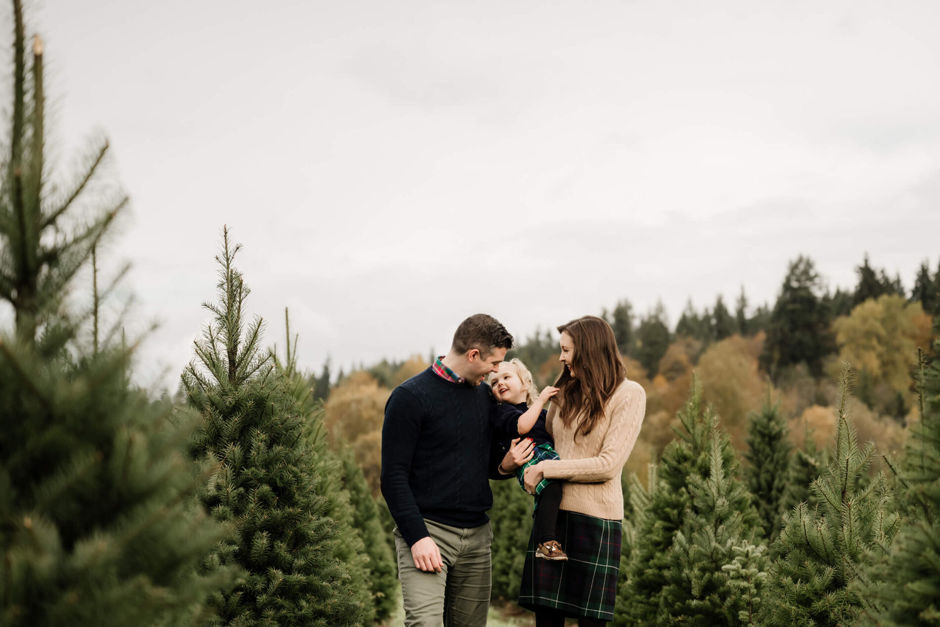 Christmas Tree Farm Family Photos: Samples, Outfit Tips, Posing Ideas