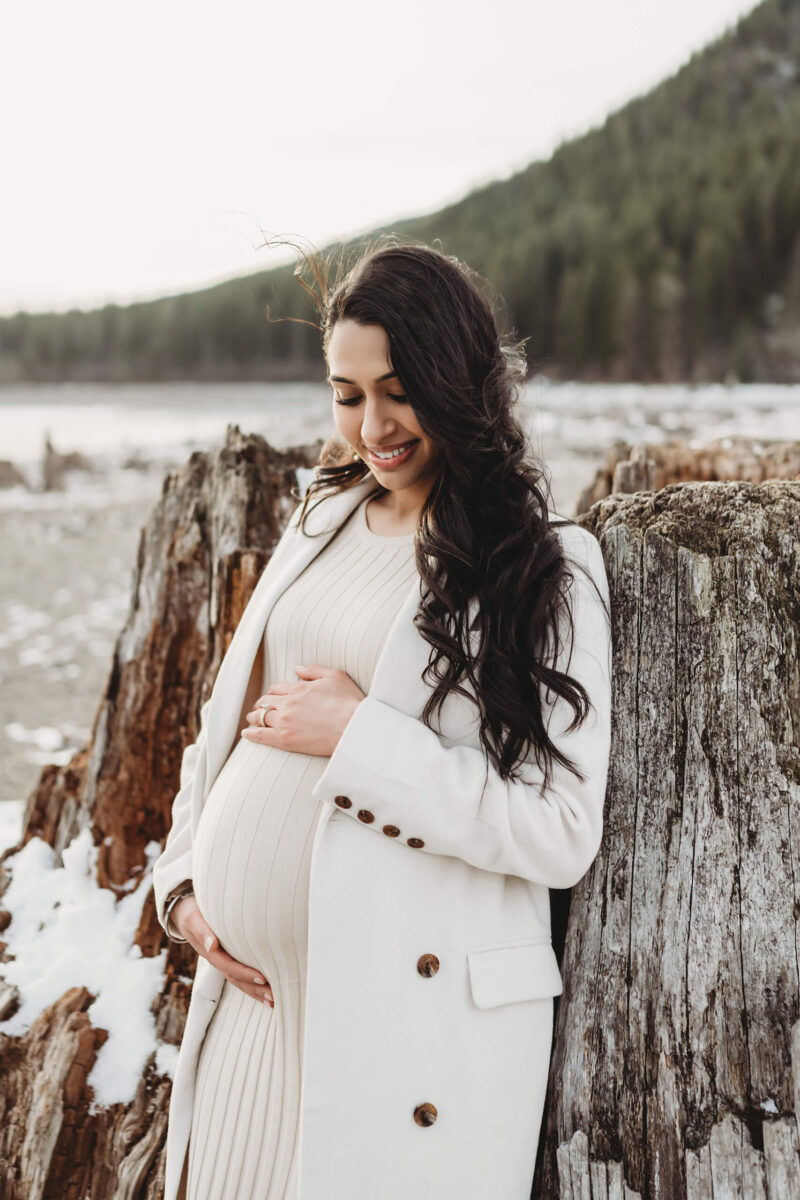 Winter Maternity Photos: Samples, Outfit Tips, Posing Ideas, and More