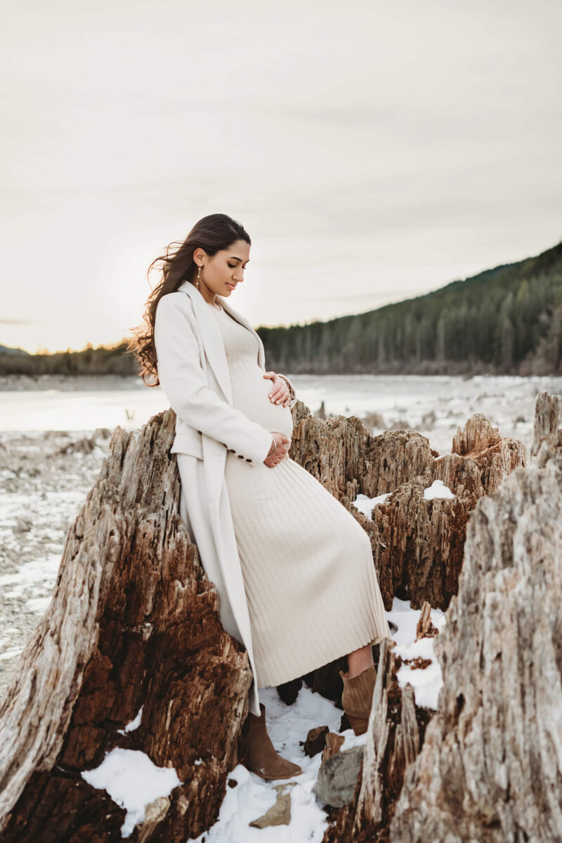 Winter Maternity Photos: Samples, Outfit Tips, Posing Ideas, and More